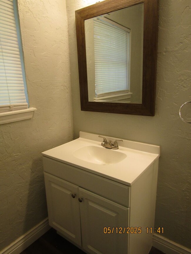 Building Photo - Lovely 3 bedroom 1 1/2 bath Pet friendly home