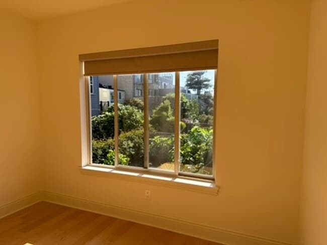 Building Photo - Epic REA- Serene 2 BR/1 BA Flat w/Private Deck & Yard in Lone Mountain