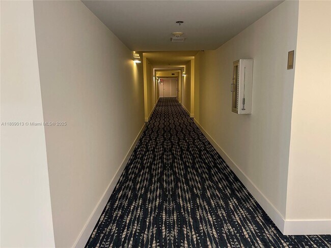 Building Photo - 540 Brickell Key Dr