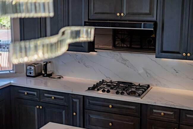 Building Photo - Fully Furnished! Prestige Luxury Single 5bed 3bath House