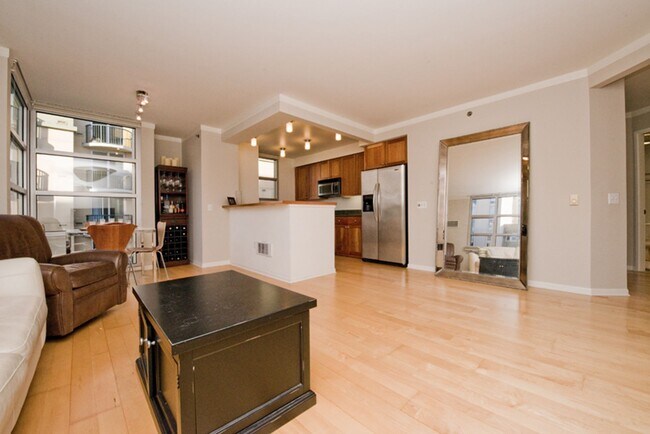 Building Photo - 680