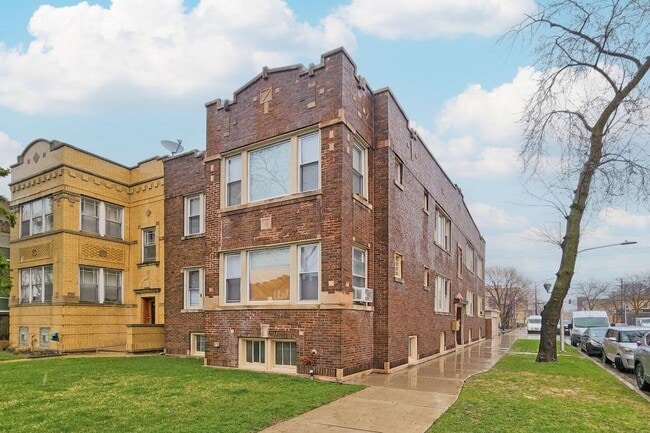 Building Photo - 2 bedroom in Chicago IL 60618