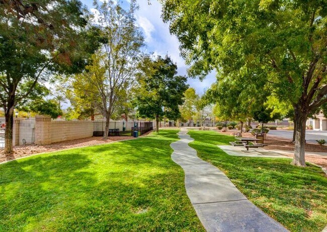 Building Photo - Renovated and Modern. This fantastic 2br in a gated community in Silverado Ranch has all the amen...