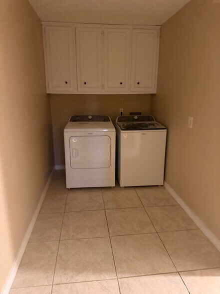 Building Photo - 2004 Pine Needle Dr E