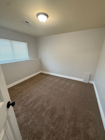 Building Photo - 8457 Granite Ct