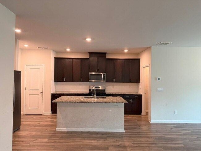 Building Photo - Spacious 3BR Townhome in Lawrenceville