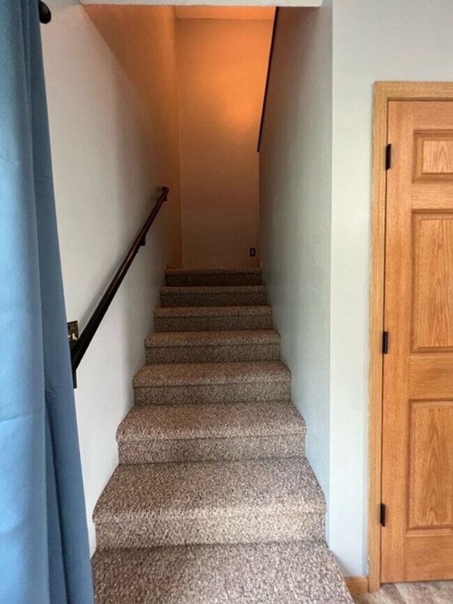 Building Photo - BEAUTIFUL & SPACIOUS 4 BEDROOM/2.5 BATH DU...