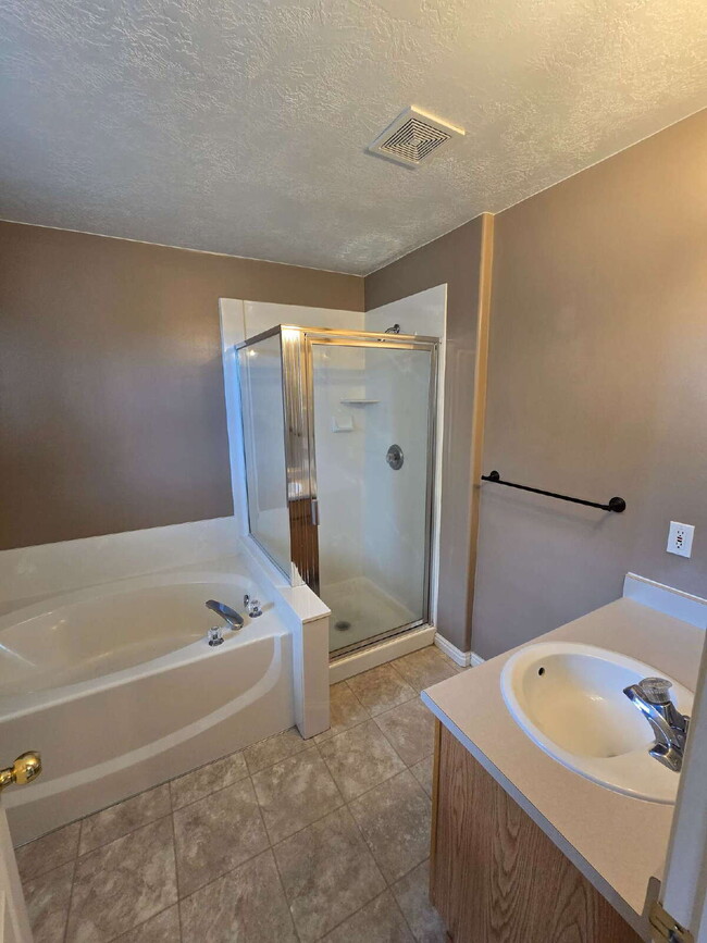 Building Photo - Spacious 5-Bedroom West Valley City Home w...
