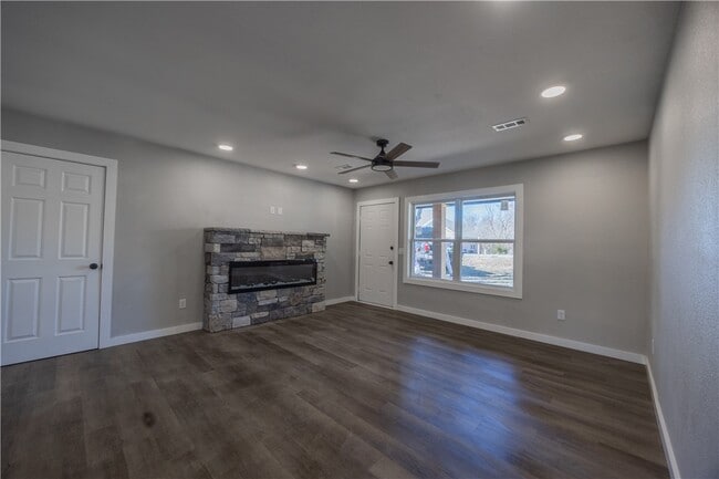 Building Photo - 17 Dillow Dr