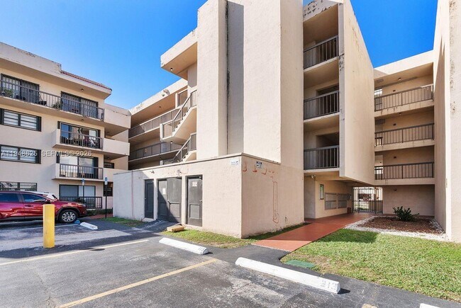 Building Photo - 995 SW 84th Ave