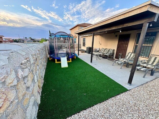 Building Photo - 10041 Paloma Dr