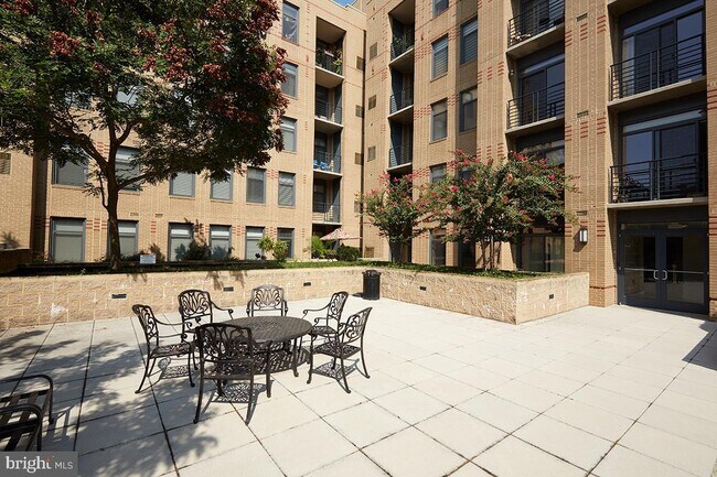Building Photo - 525 N Fayette St