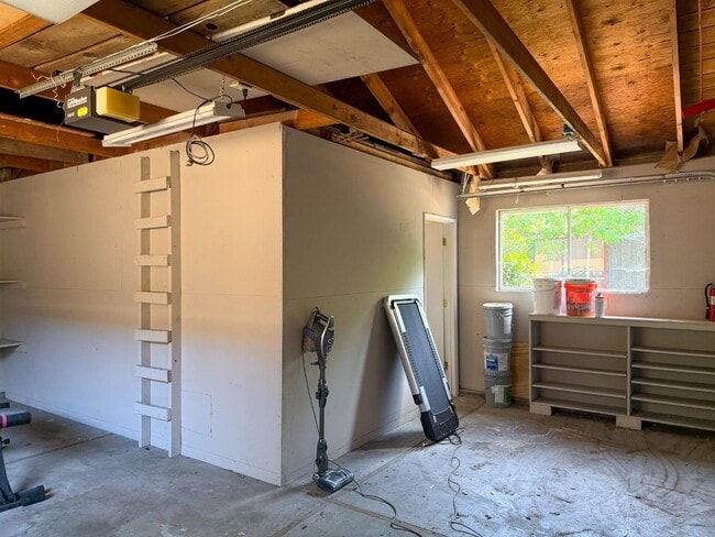 Building Photo - 102 Poplar Ave
