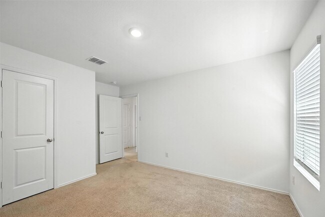 Building Photo - 208 Rubylace Dr