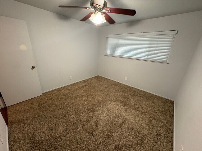 Building Photo - Rent Today! Available Charming 2 Bed 1 Bath in North Highlands Area!