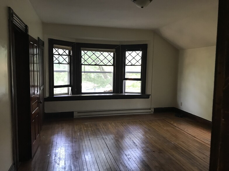 Livingroom - 404 N Main St