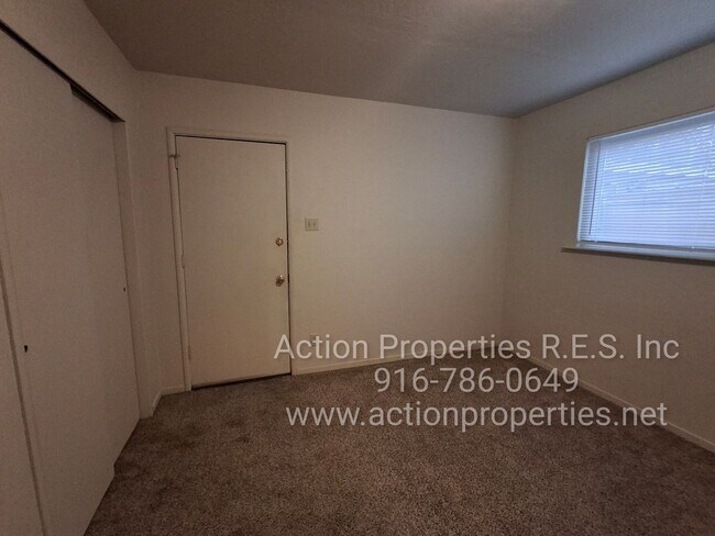 Building Photo - Central Roseville -Duplex 1 Bed, 1 Bath Duplex Large Fenced Yard, Gardener Included - No Laundry ...
