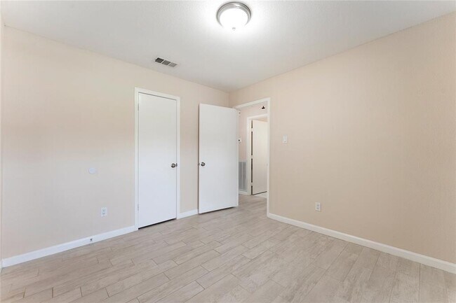 Building Photo - 4907 Fairdale St