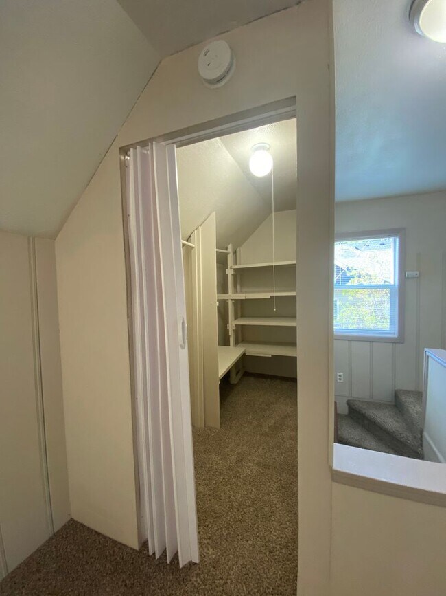 Building Photo - Charming Mt. Tabor Home with Loft & Basement Bonus Space!