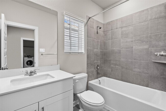 Building Photo - 594 Avisa Dr