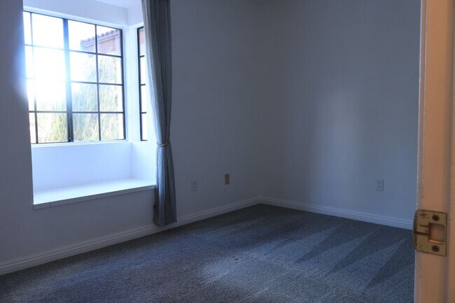 Building Photo - Spacious 3 bedrooms 3 full baths home in Chula Vista