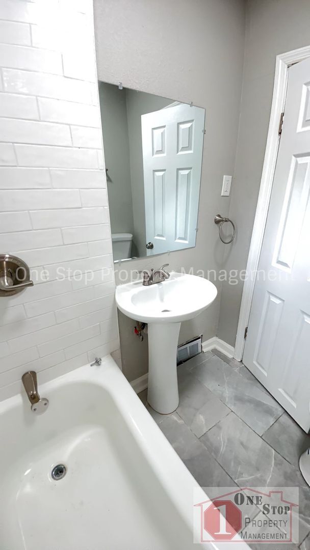 Building Photo - Beautiful 4 Bedroom 1.5 Bathroom in Kansas...