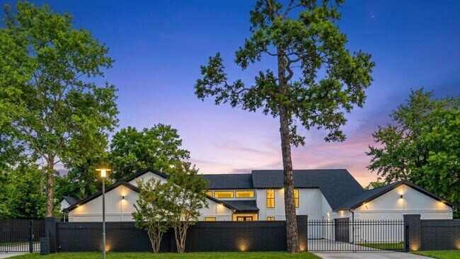 Building Photo - 12564 Memorial Dr