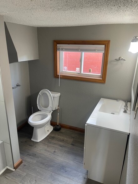 Bathroom - 620 Court St W