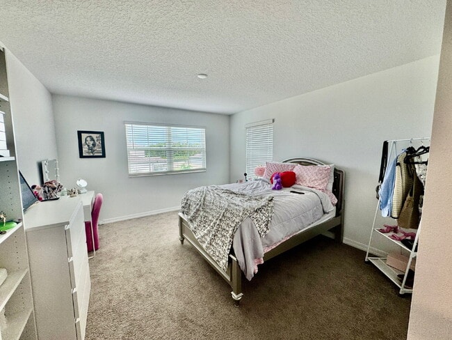 Building Photo - "Spacious 5-Bedroom Sanctuary with 4 Full Baths in Wimauma - 3,566 Sq Ft of Comfort!"