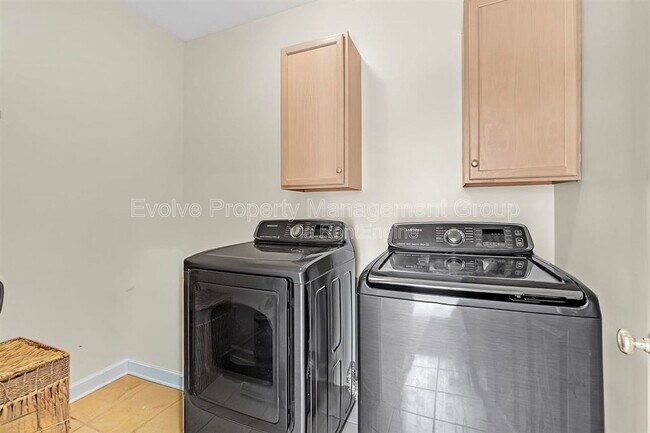 Building Photo - 7520 Crystal Lake Dr