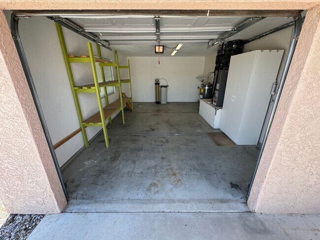 Building Photo - Charming 3-bedroom home located in the picturesque town of Pahrump!