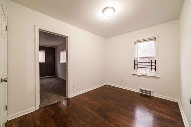 Building Photo - $1295- 4 Bed / 1.0 Bath Newly Renovated Ho...