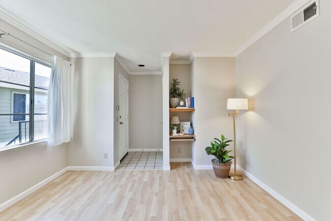 Building Photo - Talmadge : spacious 2 bed, 2 ba top floor ...