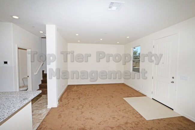 Building Photo - ***Charming 3 bed / 2.5 bath Townhome in O...