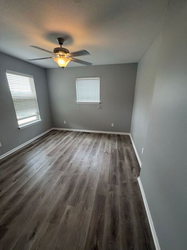 Building Photo - Inviting 3 Bedroom Townhome with Functional Layout