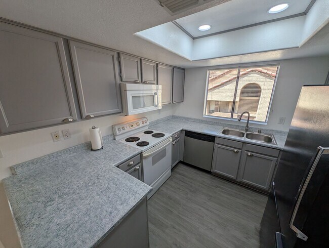 Building Photo - 2 Bedroom Condo Unit in the Papago Park Vi...