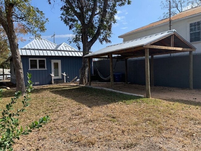 Building Photo - Fully Restored 2BR Classic Near Downtown Dignowity Hill