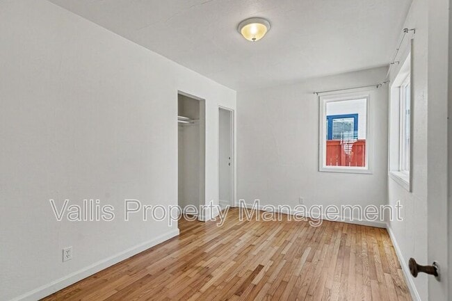 Building Photo - 522 19th St NE
