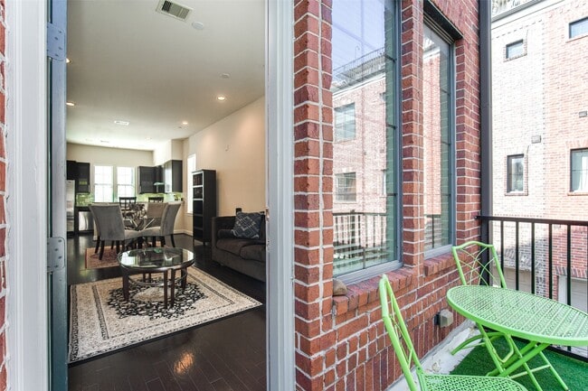 Building Photo - 2110 Shearn St