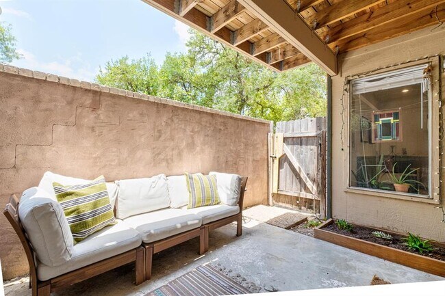 Building Photo - 2600 Penny Ln