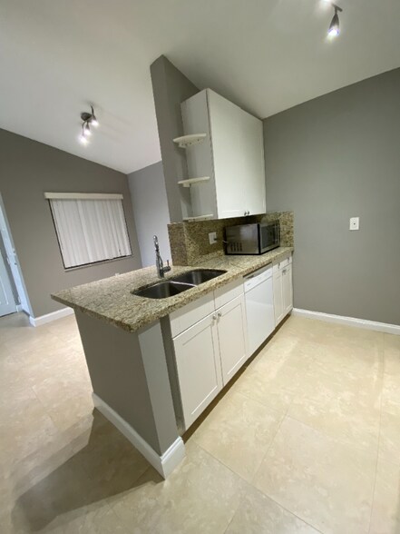 Building Photo - 2820 N Oakland Forest Dr