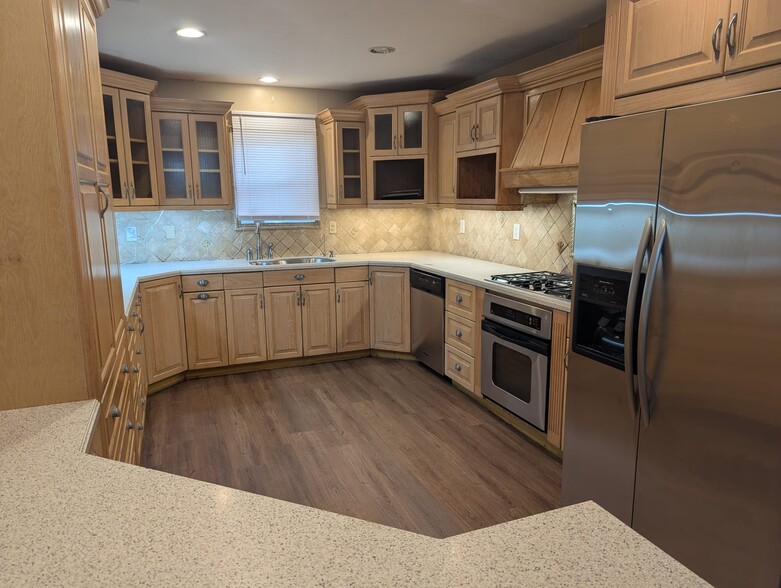 kitchen - 2719 Canal Ave