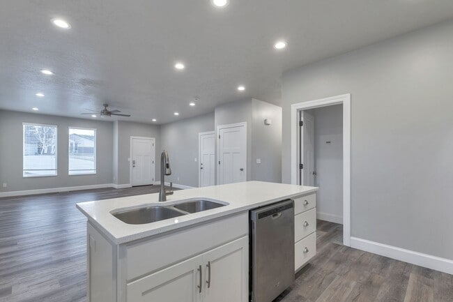 Building Photo - Spacious 4 Bed, 2 Bath Pet-Friendly Home with Central Air & 2-Car Garage! Available NOW!