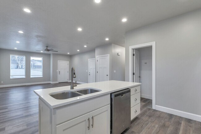 Building Photo - Spacious 4 Bed, 2 Bath Pet-Friendly Home with Central Air & 2-Car Garage! Available on July 6th!