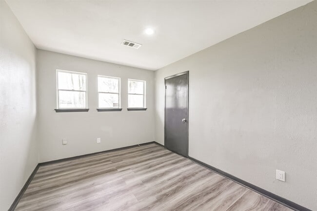 Building Photo - 2718 Summertime Dr