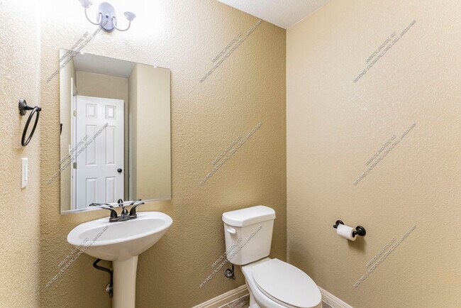 Building Photo - 1 Bedroom 2 Bath Available NOW