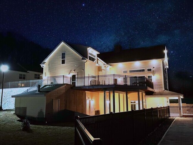 Building Photo - 204 River View Ln