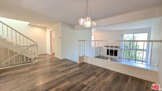 Primary Photo - 1696 Palisades Dr