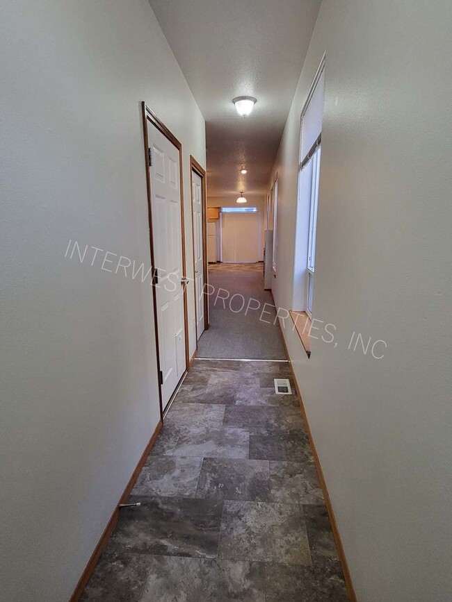 Building Photo - *1/2 OFF 1ST MONTH'S RENT PROMO* 3 Bed NE ...