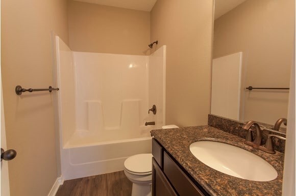 Building Photo - 3 Bedroom 3 Bath Home. Just blocks from th...